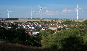 Blick über Menzingen im Hintergrund sind die geplanten Windkraftanlagen maßstabsgetreu dargestellt.