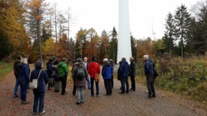 Besuchergruppe vor Windrad Nr. 10 imWindpark Straubenhardt