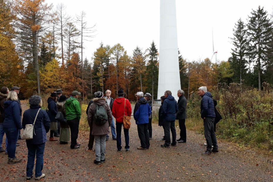 Besuchergruppe vor Windrad Nr. 10 imWindpark Straubenhardt