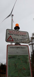 Hinweisschild: Gefahr durch Eisabwurf