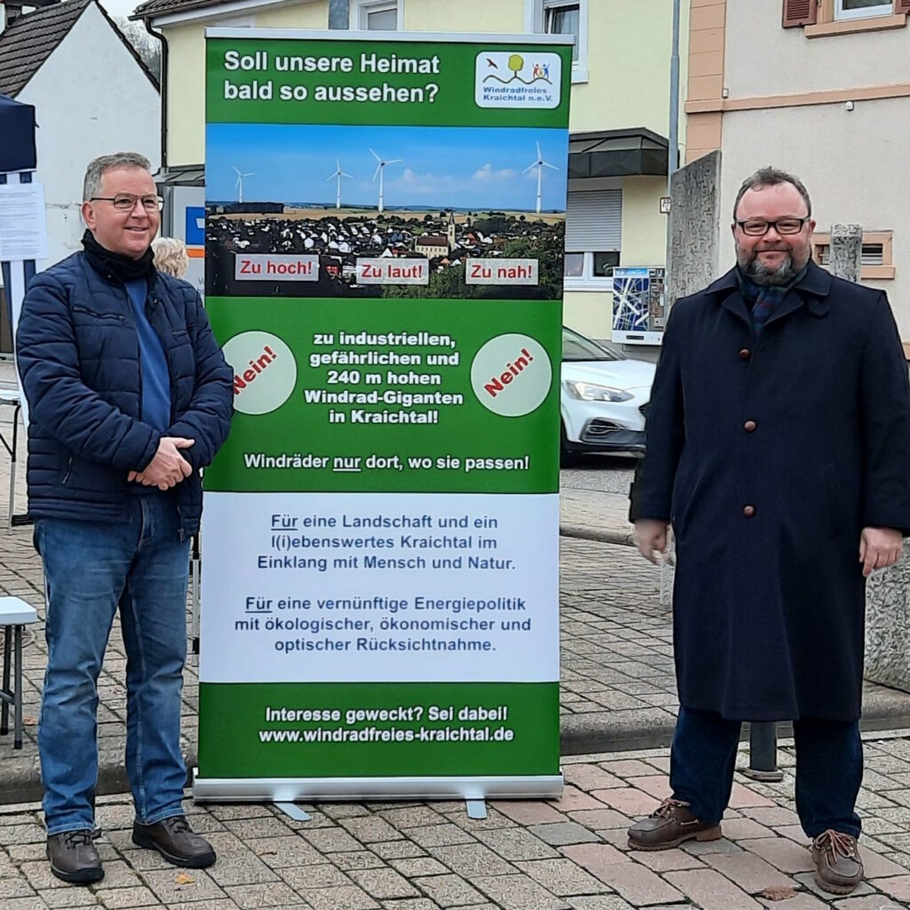 Roland Heim (l.) von der Ortsgruppe Kraichtal zusammen mit Dr. Christian
Jung (MdL), der sich gegen Windräder in Kraichtal ausspricht.