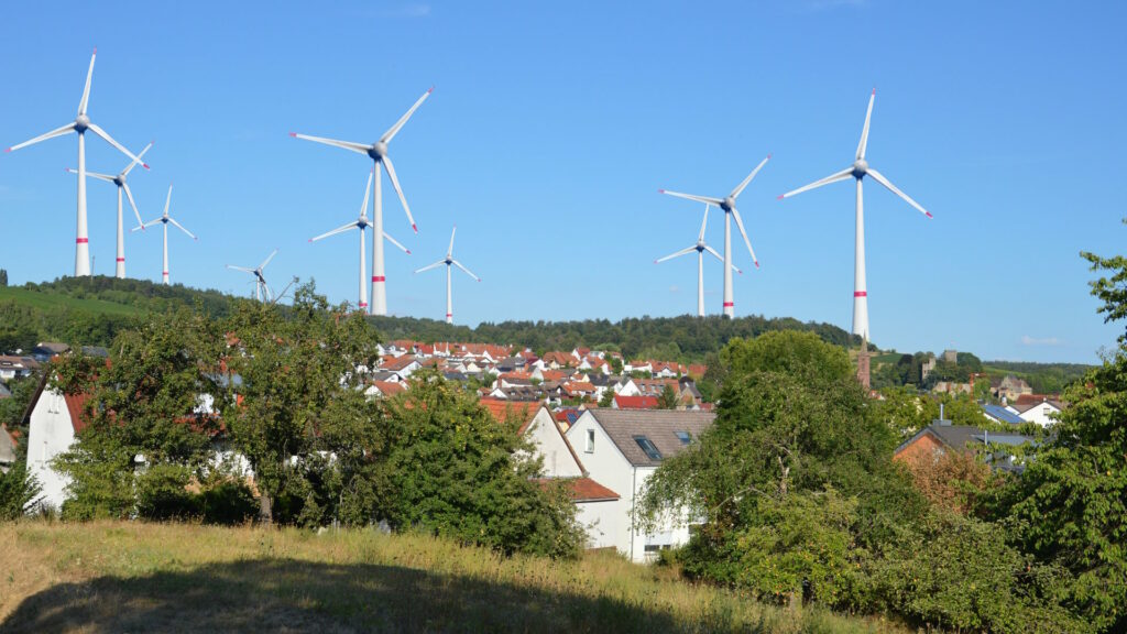 Fotomontage zu den möglichen Windrädern im Obergrombacher Wald.