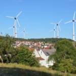 Fotomontage zu den möglichen Windrädern im Obergrombacher Wald.