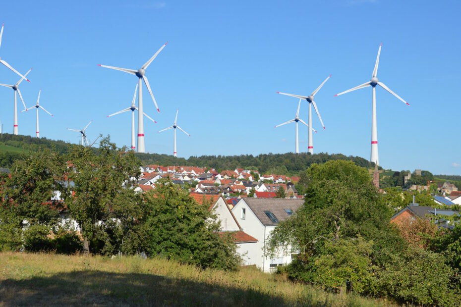 Fotomontage zu den möglichen Windrädern im Obergrombacher Wald.